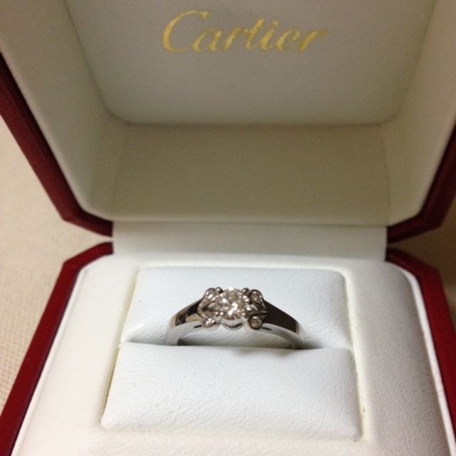 【カルティエ(Cartier)の口コミ】 リボンのようなデザインがとてもかわいらしかったため、一目惚れでした。…