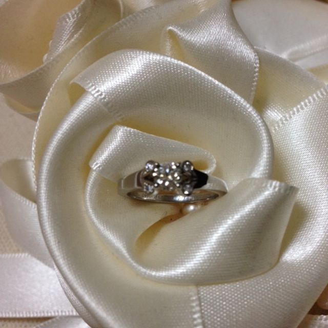 【カルティエ(Cartier)の口コミ】 リボンのようなデザインがとてもかわいらしかったため、一目惚れでした。…