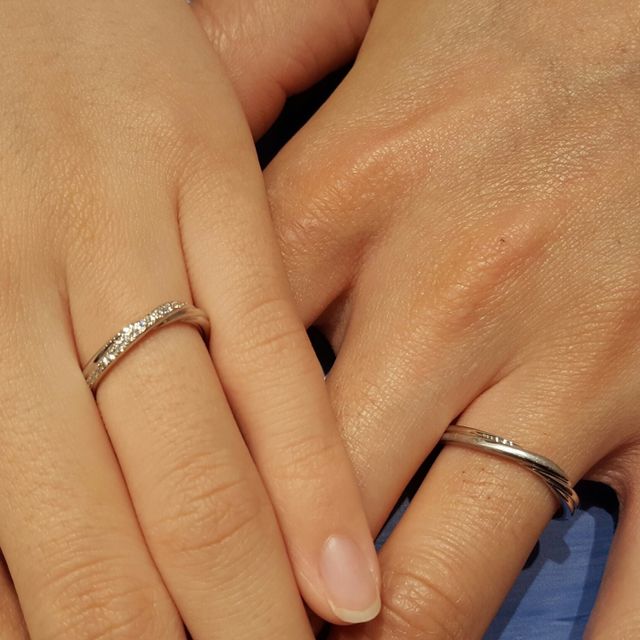 【銀座ダイヤモンドシライシの口コミ】 緩やかなウェーブが手指を綺麗に見せてくれたところ。ストレートよりも緩…