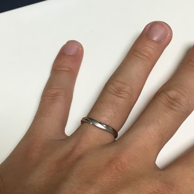 【銀座ダイヤモンドシライシの口コミ】 艶消し加工などの指輪自体のデザインも大変気に入りましたが、アフターケ…