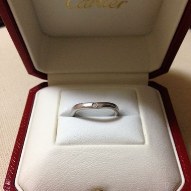 【カルティエ(Cartier)の口コミ】 曲線がとても美しく、指をきれいにみせてくれる指輪です。また、全部で３…