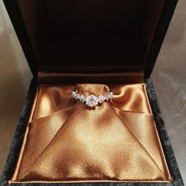 【ROCCA(ロッカ)の口コミ】 初めて見た際、ティアラみたいな形に一目惚れしたことが決め手になりまし…