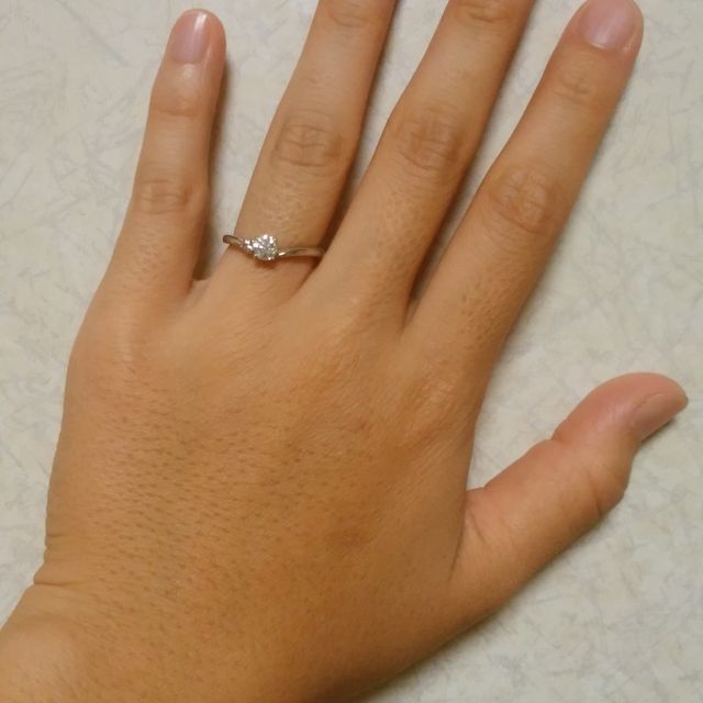 【アイプリモ(I-PRIMO)の口コミ】 婚約指輪は彼が選んでくれました。
THE婚約指輪という感じの真ん中にダイ…