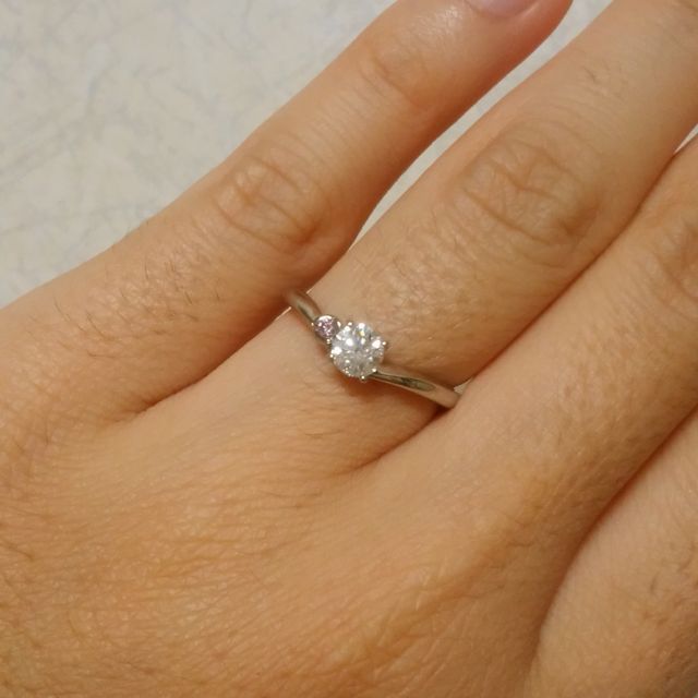 【アイプリモ(I-PRIMO)の口コミ】 婚約指輪は彼が選んでくれました。
THE婚約指輪という感じの真ん中にダイ…