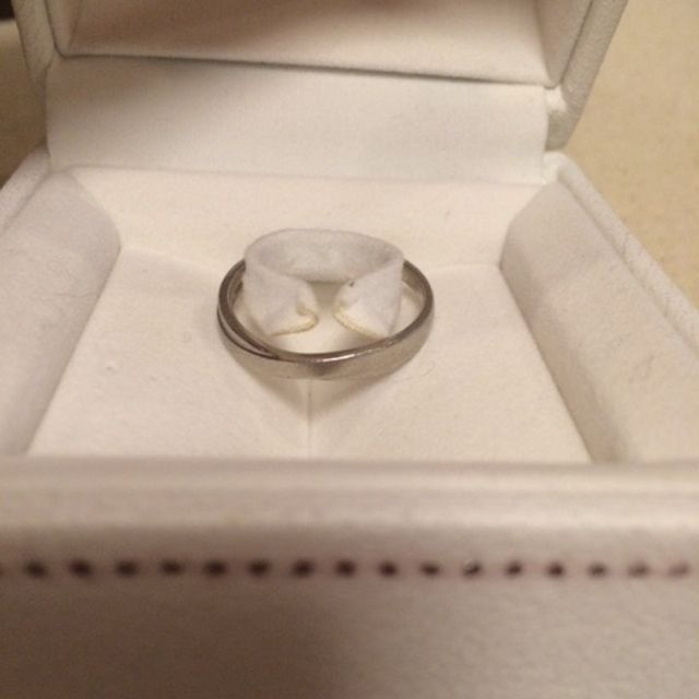 【STAR JEWELRY(スタージュエリー)の口コミ】 Vカットになっているので指が細く見えるところ。シルバーなので年齢を重ね…