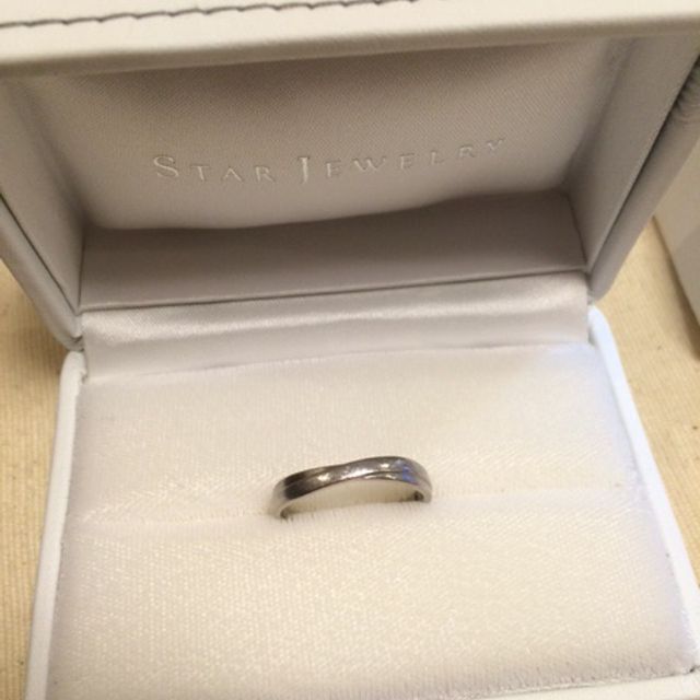 【STAR JEWELRY(スタージュエリー)の口コミ】 Vカットになっているので指が細く見えるところ。シルバーなので年齢を重ね…