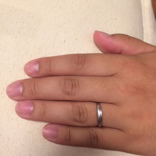 【STAR JEWELRY(スタージュエリー)の口コミ】 Vカットになっているので指が細く見えるところ。シルバーなので年齢を重ね…