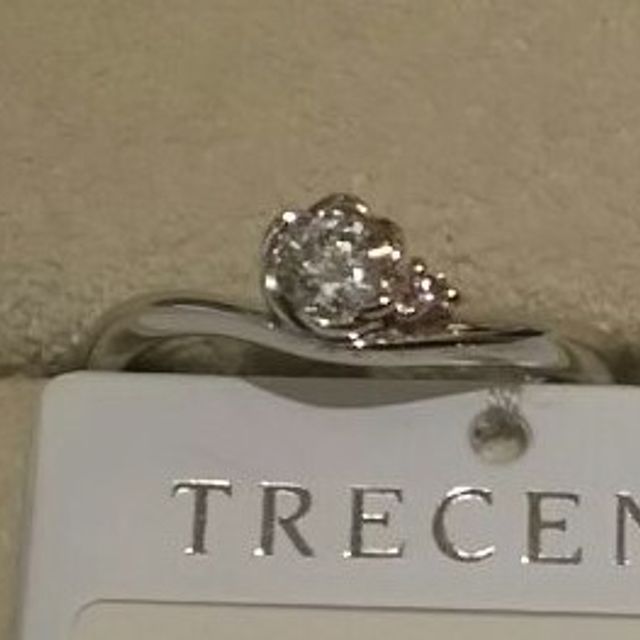 【TRECENTI(トレセンテ)の口コミ】 指輪自体は曲線を描いた柔らかなフォルムをしています。ダイヤは中央のフ…