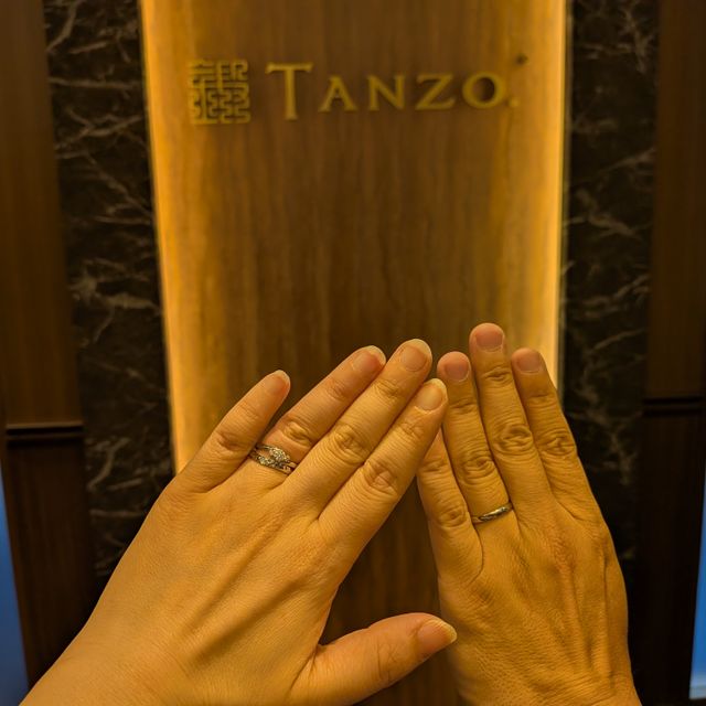 【TANZO.(鍛造指輪)の口コミ】 婚約指輪はメインのダイヤモンドの横にメレダイヤモンドを入れてもらって…