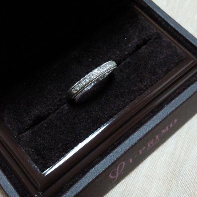 【アイプリモ(I-PRIMO)の口コミ】 波打つデザインではなく直線的で、細身なものを探していました。この指輪…