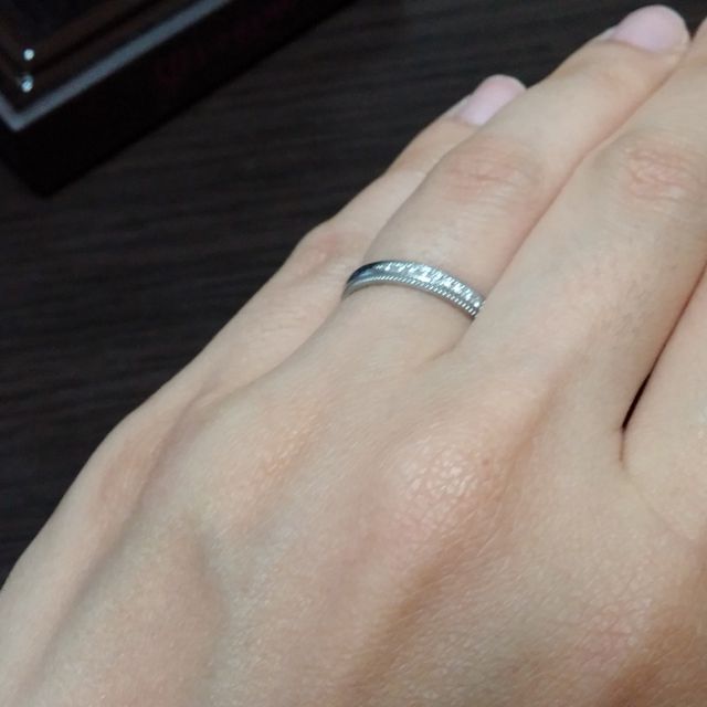【アイプリモ(I-PRIMO)の口コミ】 波打つデザインではなく直線的で、細身なものを探していました。この指輪…