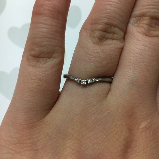 【Foulason(フレゾン)の口コミ】 この指輪はスズランがモチーフで、スズランの花言葉は「連なる幸福」。同…