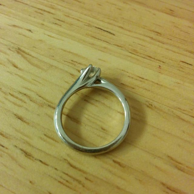 【銀座ダイヤモンドシライシの口コミ】 ダイヤモンドリリーという名前からも連想できるように、このリングは百合…