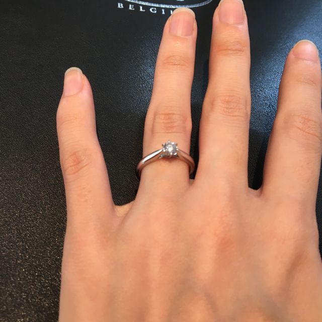 【エクセルコダイヤモンド(EXELCO DIAMOND)の口コミ】 立て爪の中でもサイドに細工が施しており、ダイヤモンドの輝きが際立って…