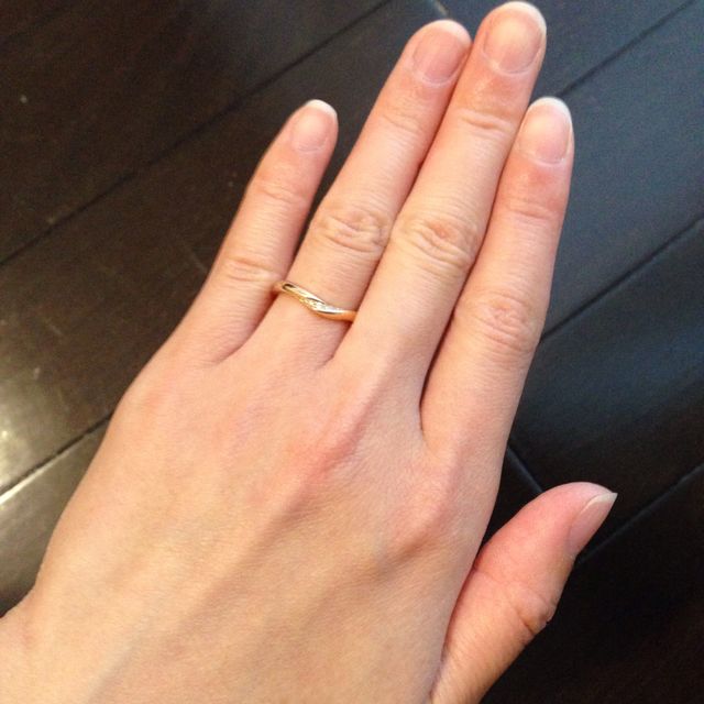 【Mariage ent(マリアージュエント)の口コミ】 以前に購入していた婚約指輪と一緒に付けて形がフィットするかどうかにポ…