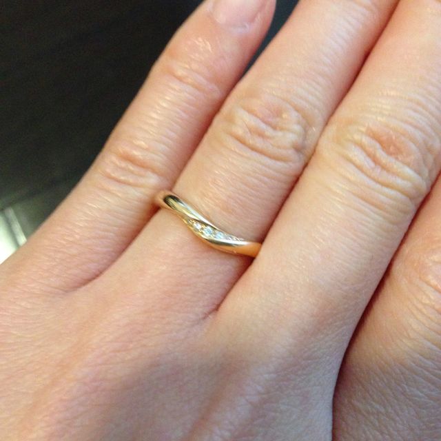 【Mariage ent(マリアージュエント)の口コミ】 以前に購入していた婚約指輪と一緒に付けて形がフィットするかどうかにポ…