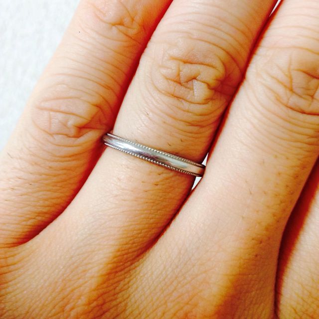 【4℃ BRIDAL(ヨンドシーブライダル)の口コミ】 彼女の婚約指輪と重ねづけに合うものを探していて、結婚指輪はダイヤのな…