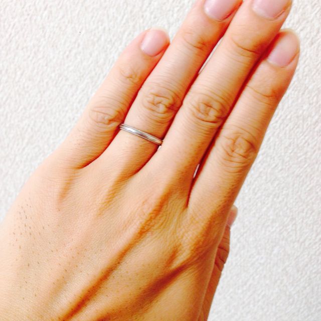 【4℃ BRIDAL(ヨンドシーブライダル)の口コミ】 彼女の婚約指輪と重ねづけに合うものを探していて、結婚指輪はダイヤのな…