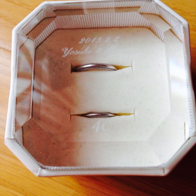 【4℃ BRIDAL(ヨンドシーブライダル)の口コミ】 彼女の婚約指輪と重ねづけに合うものを探していて、結婚指輪はダイヤのな…