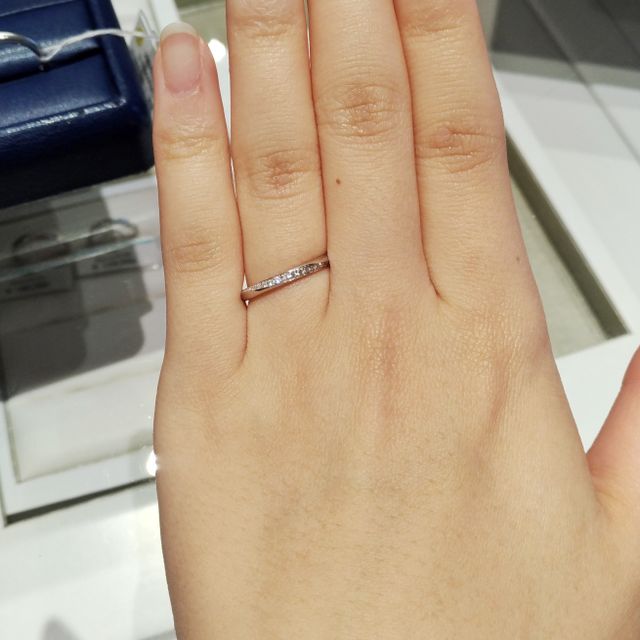 【銀座ダイヤモンドシライシの口コミ】 似たデザインをたくさん試着させていただいたうちの１つです。
指がきれい…