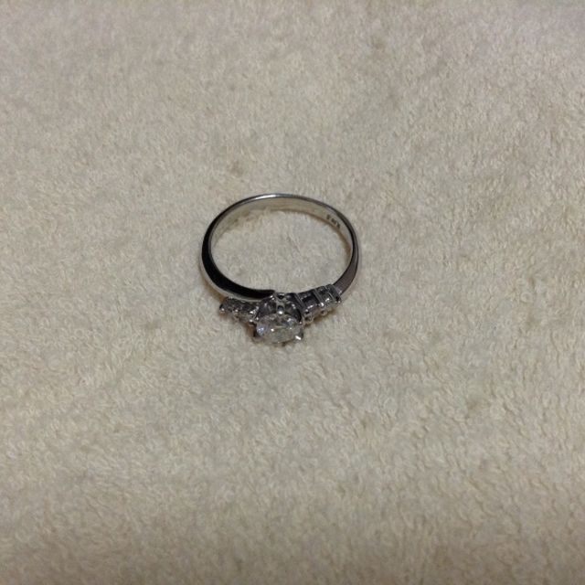 【アイプリモ(I-PRIMO)の口コミ】 婚約指輪なのでダイヤモンドが付いているものがいいと思いました。指が細…