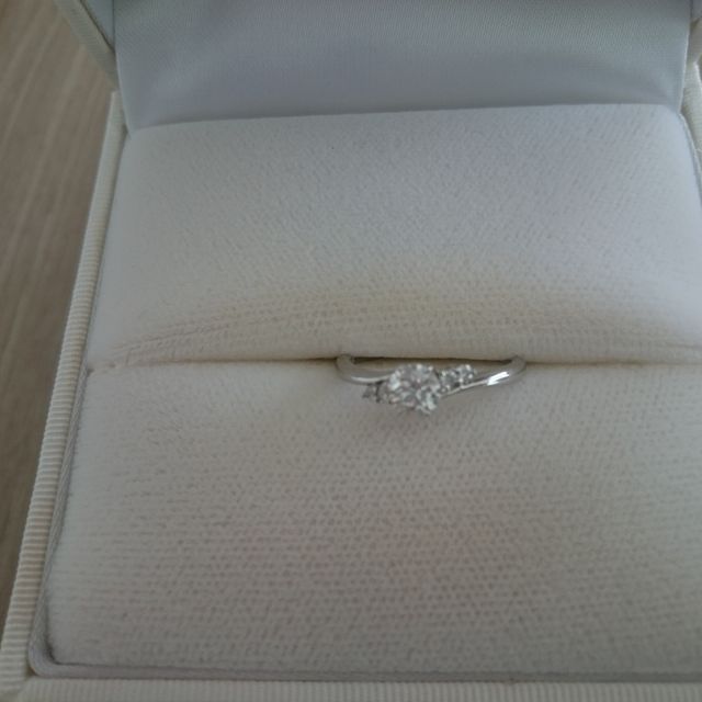 【ラザール ダイヤモンド(LAZARE DIAMOND)の口コミ】 リングの流線型の美しさと、中央の０．４カラットのダイヤの輝きに目を引…