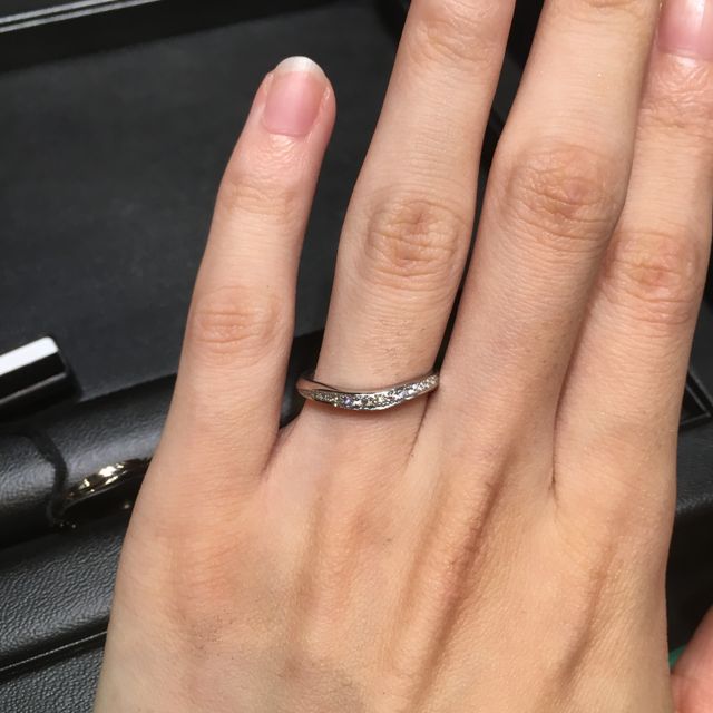 【ラザール ダイヤモンド(LAZARE DIAMOND)の口コミ】 クレセントという指輪を試着しました。ダイヤが下の方から上の方へかけて…