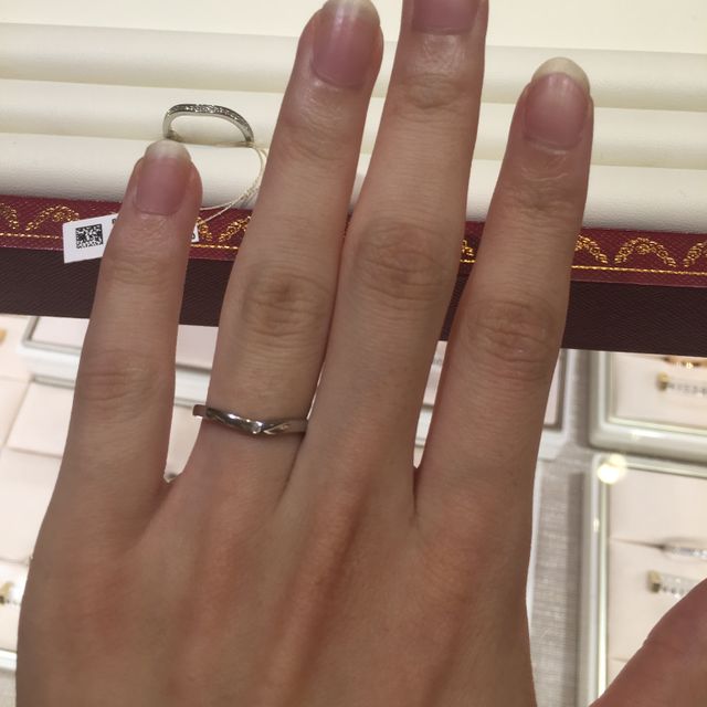 【カルティエ(Cartier)の口コミ】 カーブのリングに、三粒のダイヤが入っています。一見シンプルですが、裏…