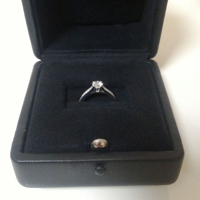 【グラフ(GRAFF)の口コミ】 0.5カラット以上のセンターダイヤモンド、さらにハーフエタニティのデザイ…