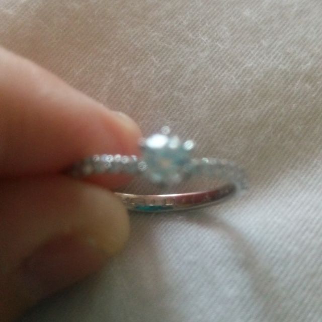 【天久加工所の口コミ】 すごく細くてシンプルなのですが半分だけダイヤモンドが散りばめられてい…