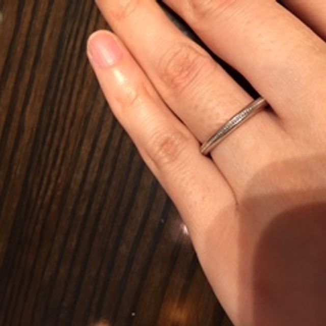 【ケイウノ ブライダル(K.UNO BRIDAL)の口コミ】 ディズニーが好きな方にはぴったりの指輪だと思います。
私は年齢的に少し…