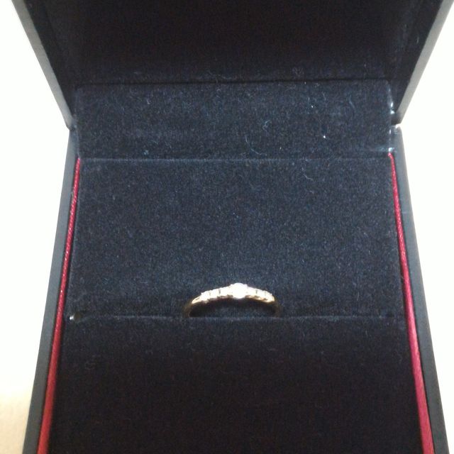 【ラザール ダイヤモンド(LAZARE DIAMOND)の口コミ】 小さなダイヤモンドが数個連なっているので、光に当てると1粒1粒のダイヤ…