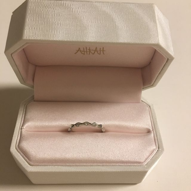 【AHKAH(アーカー)の口コミ】 元々憧れのブランドでした。
私の指が太めでゴツゴツしてるので、普通の指…