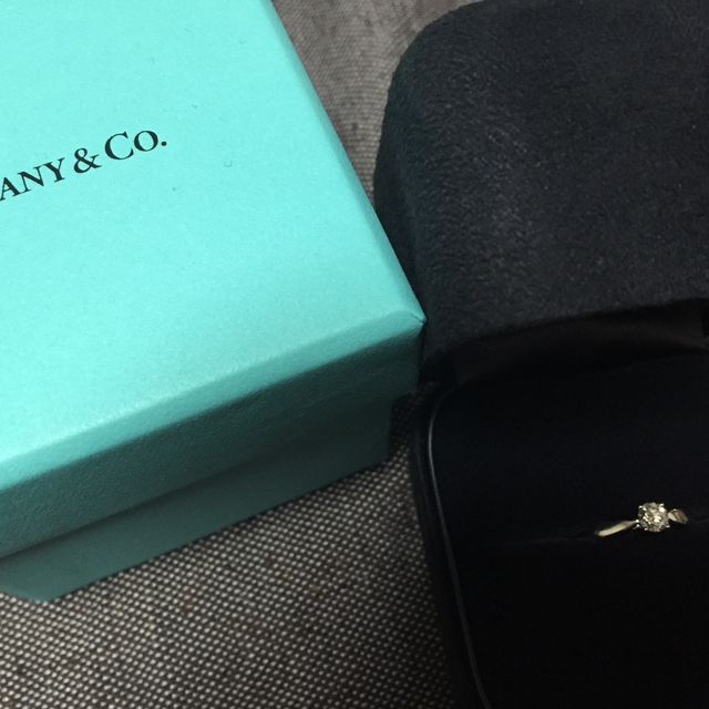 【ティファニー(Tiffany & Co.)の口コミ】 あまり立て爪だと、ストッキングや衣服にひっかかるためひっかからないデ…