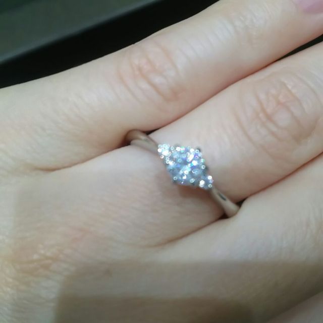 【アイプリモ(I-PRIMO)の口コミ】 真ん中に一粒とサイドにメレダイヤのついたストレートタイプの指輪です。…