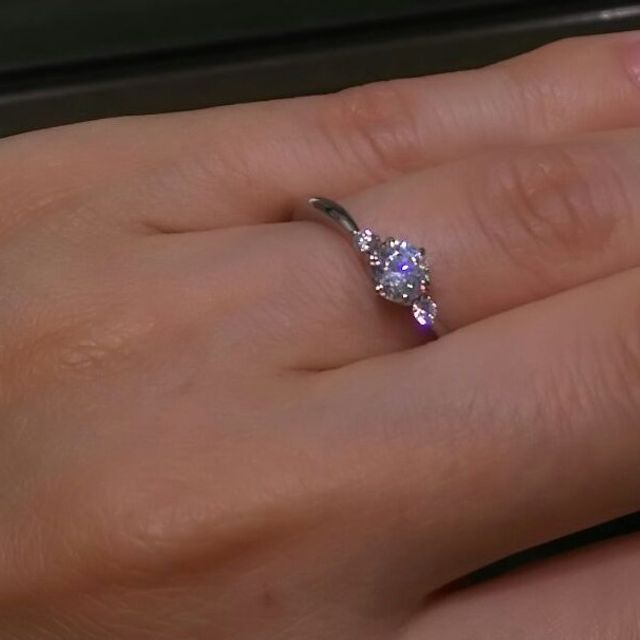 【アイプリモ(I-PRIMO)の口コミ】 真ん中に一粒と両サイドにメレダイヤのついたタイプです。V字タイプですが…