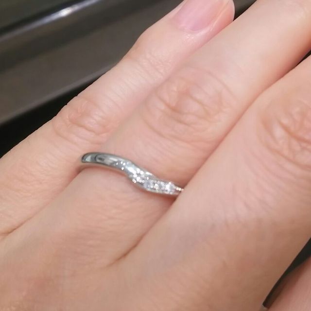 【アイプリモ(I-PRIMO)の口コミ】 ウェーブラインにメレダイヤの埋め込まれたスタンダードなデザインの指輪…