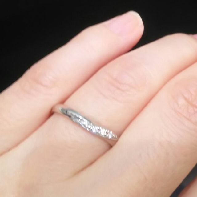 【アイプリモ(I-PRIMO)の口コミ】 V字ラインにメレダイヤの埋め込まれたスタンダードなタイプの結婚指輪です…