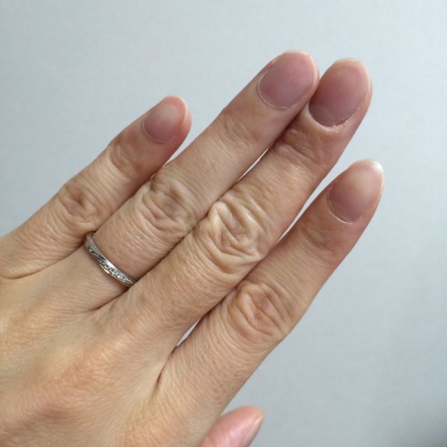 【Something Blue(サムシングブルー)の口コミ】 ストレートラインを探していて、ダイヤは斜めに入っているので、シンプル…