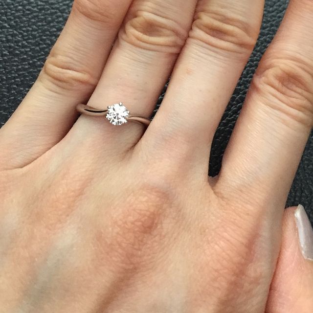 【エクセルコダイヤモンド(EXELCO DIAMOND)の口コミ】 シンプルなデザインで婚約指輪を探していました。
このセレモニーは上から…