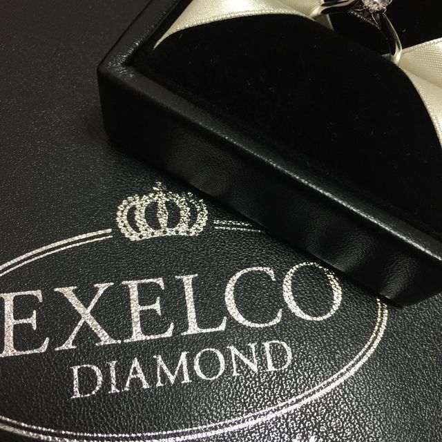 【エクセルコダイヤモンド(EXELCO DIAMOND)の口コミ】 シンプルなデザインで婚約指輪を探していました。
このセレモニーは上から…