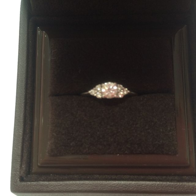 【アイプリモ(I-PRIMO)の口コミ】 お花をモチーフにした可愛らしいデザインで旦那さんと店員さんが私の指に…