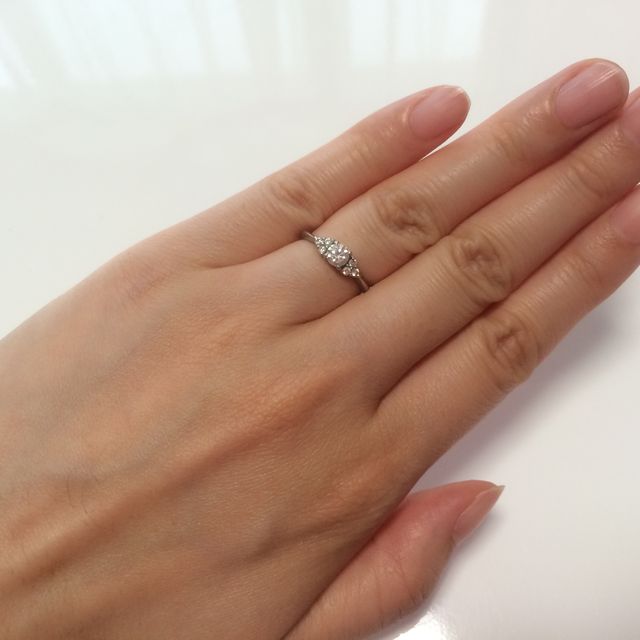 【アイプリモ(I-PRIMO)の口コミ】 お花をモチーフにした可愛らしいデザインで旦那さんと店員さんが私の指に…