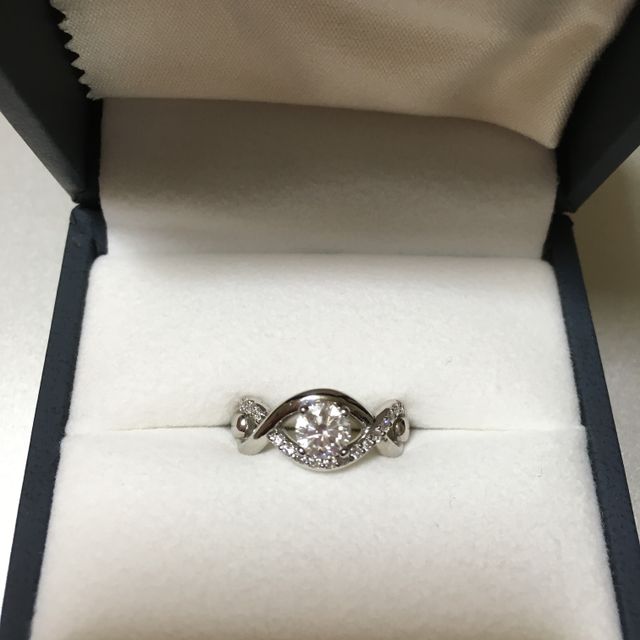 【FOREVERMARK(フォーエバーマーク)の口コミ】 彼女と見に行ったが、決め手は誕生日とカラット数が一緒だったことと普段…