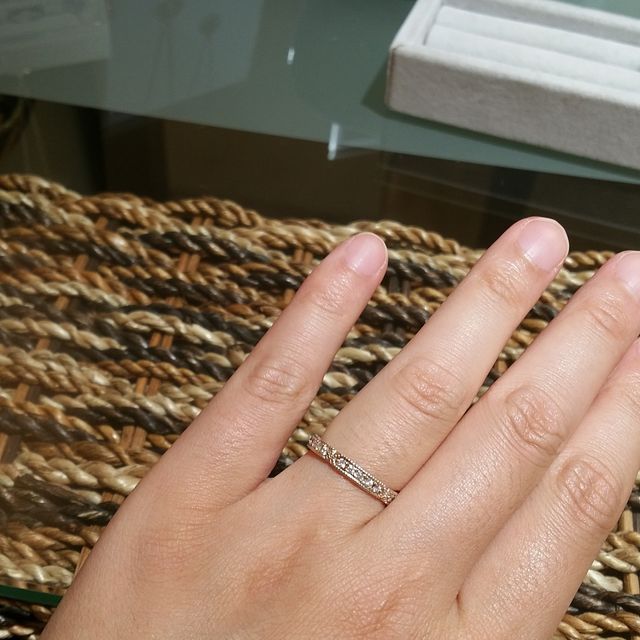 【杢目金屋(もくめがねや)の口コミ】 木目調のリングが特徴でそれにダイヤなどが加わります。このデザインは指…