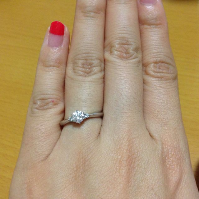 【ラザール ダイヤモンド(LAZARE DIAMOND)の口コミ】 デザインと価格とダイヤモンドの質を加味して決定しました。一粒ダイヤに…