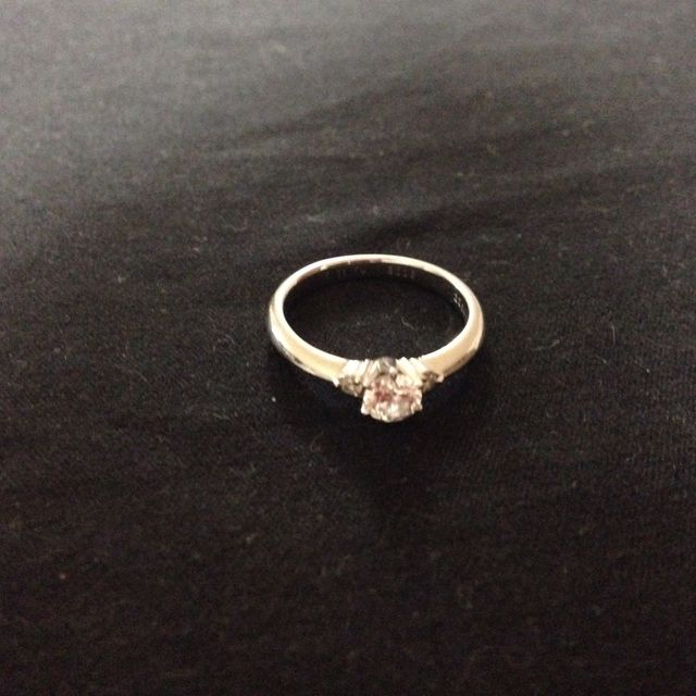 【ラザール ダイヤモンド(LAZARE DIAMOND)の口コミ】 デザインと価格とダイヤモンドの質を加味して決定しました。一粒ダイヤに…