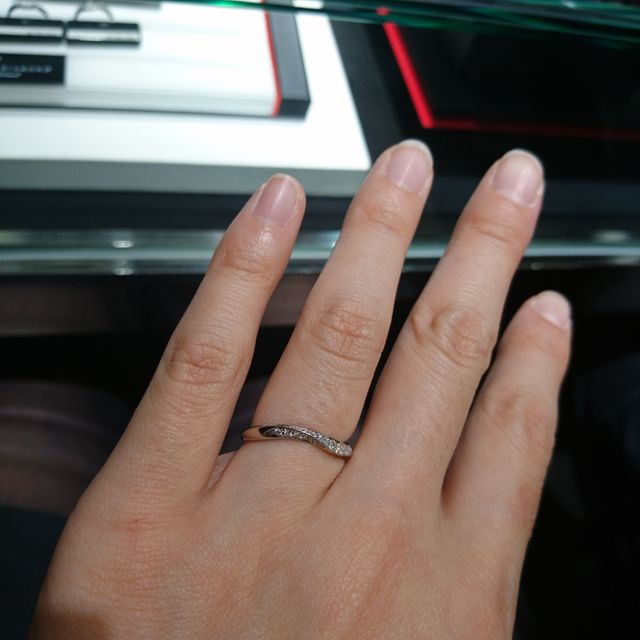 【ラザール ダイヤモンド(LAZARE DIAMOND)の口コミ】 相手側(向い側)からみても、自分側からみても、上からみても
メレダイヤが…