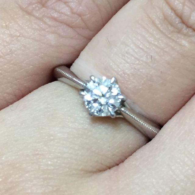 【ラザール ダイヤモンド(LAZARE DIAMOND)の口コミ】 元々、ミル打ちデザインの指輪を探していました。ミル打ちはデザイン変更…