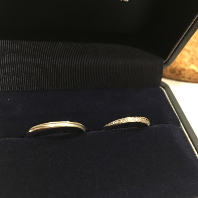 【銀座ダイヤモンドシライシの口コミ】 カウンターで2人の指の形に合うものを一生懸命選んでくれた。始めはV字型…